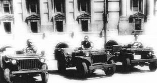 Die drei Konkurrenten auf einen Blick: in der Mitte der Willys MA, links der Bantam und rechts der Ford GP